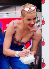 Katy Perry – Giving Out Some Pie in Times Square фото №960625