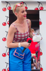 Katy Perry – Giving Out Some Pie in Times Square фото №960628