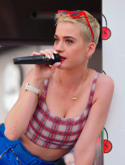 Katy Perry – Giving Out Some Pie in Times Square фото №960627