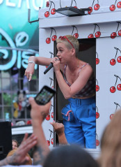 Katy Perry – Giving Out Some Pie in Times Square фото №960624