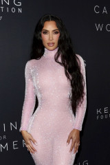 Kim Kardashian - Kering Hosts 2nd Annual Caring for Women in NY фото №1381503