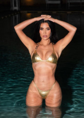 Kim Kardashian - Golden Bikini Photoshoot 2023 фото №1388697