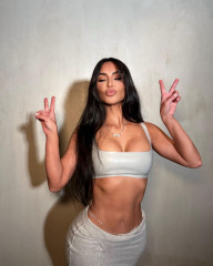Kim Kardashian - Skims promos 2023 фото №1383311