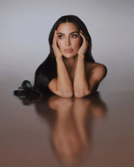 Kim Kardashian - Skims promos 2024 фото №1386141