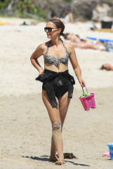 Natalie Portman is seen on the beach in Australia | 06.10.2020 фото №1279111