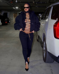 Rihanna - Beverly Hills 02/06/2022 фото №1336737