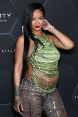 Rihanna - Fenty Beauty & Fenty Skin 'F Club' Party in Los Angeles 02/11/2022 фото №1337362