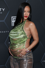 Rihanna - Fenty Beauty & Fenty Skin 'F Club' Party in Los Angeles 02/11/2022 фото №1337353