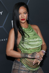 Rihanna - Fenty Beauty & Fenty Skin 'F Club' Party in Los Angeles 02/11/2022 фото №1337361
