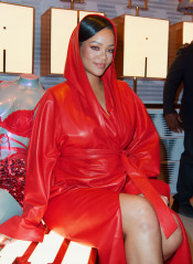 Rihanna - Savage x Fenty Store Opening in Los Angeles 02/12/2022 фото №1337572