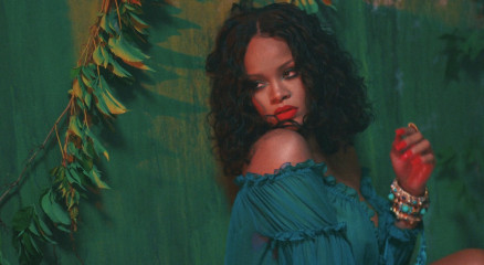 Rihanna - Music Video Wild Thoughts фото №976179
