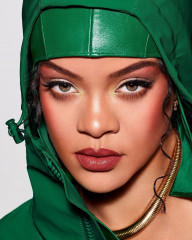 Rihanna - Fenty Beauty 'Icon Lipstick' (2022) фото №1336858