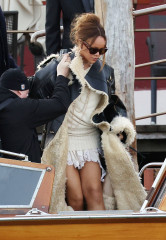 Rihanna - Venice 02/21/2024 фото №1389398