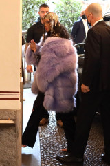 Rihanna - Hotel in Milan 02/25/2022 фото №1338798