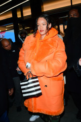 Rihanna - Sephora in New York 01/26/2022 фото №1335455