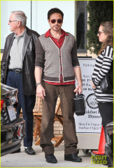 Robert Downey Jr - Leaving Barney's NY in Beverly Hills 01/15/2012 фото №1281195