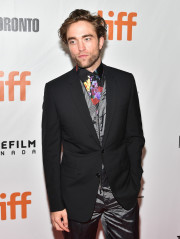 Robert Pattinson - Toronto International Film Festival (TIFF) Red Carpet  фото №1367512