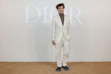 Robert Pattinson - Dior Men's Fall 2023 Fashion Show in Giza, Egypt фото №1367150