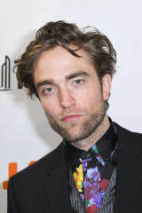 Robert Pattinson - Toronto International Film Festival (TIFF) Red Carpet  фото №1367511