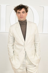 Robert Pattinson - Dior Men's Fall 2023 Fashion Show in Giza, Egypt фото №1367149