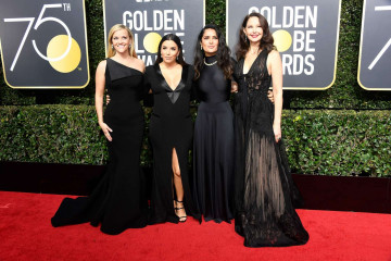 Salma Hayek – 2018 Golden Globe Awards in Beverly Hills фото №1028720
