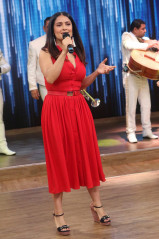 Salma Hayek – Despierta America TV Show in Miami  фото №958834