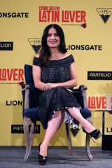 Salma Hayek – “How To Be a Latin Lover” Press Conference in Mexico City фото №962385