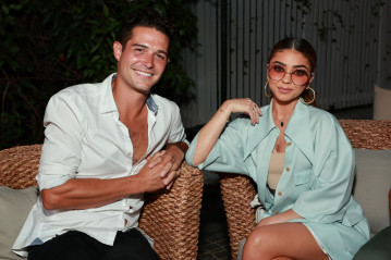 Sarah Hyland – “Bachelor In Paradise” and “The Ultimate Surfer” Premiere in Sant фото №1305854