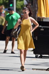 Sarah Hyland in a Yellow Dress – Los Angeles 09/30/2018 фото №1105090