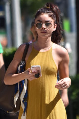 Sarah Hyland in a Yellow Dress – Los Angeles 09/30/2018 фото №1105088