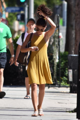 Sarah Hyland in a Yellow Dress – Los Angeles 09/30/2018 фото №1105089