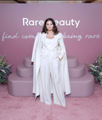 Selena Gomez-Rare Beauty's Find Comfort Body Collection Launch in BH 01/10/2024 фото №1384918
