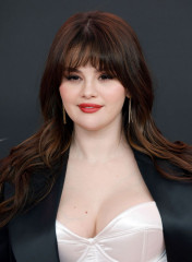 Selena Gomez – at Lola Premiere in Los Angeles фото №1387299