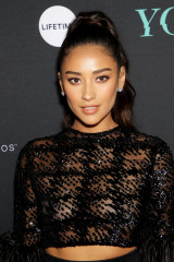 Shay Mitchell – “You” TV Sereies Premiere in New York фото №1098494