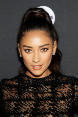 Shay Mitchell – “You” TV Sereies Premiere in New York фото №1098489