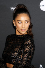 Shay Mitchell – “You” TV Sereies Premiere in New York фото №1098496