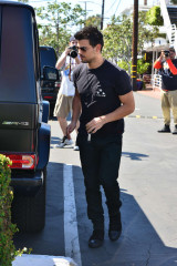 Taylor Lautner at Fred Segal in Hollywood фото №950311