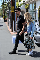 Taylor Lautner at Fred Segal in Hollywood фото №950310