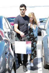 Taylor Lautner at Fred Segal in Hollywood фото №950314