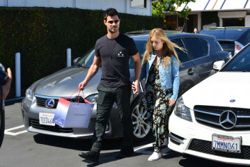 Taylor Lautner at Fred Segal in Hollywood фото №950312