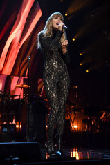 Taylor Swift - Rock & Roll Hall Of Fame Induction Ceremony 10/30/2021 фото №1319396