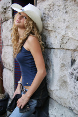 Taylor Swift - Andrew Orth Photoshoot in Avalon, New Jersey (2004) фото №1285457