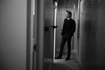 Tom Hiddleston by Jenny Anderson for 'Betrayal' Broadway (2019) фото №1240825