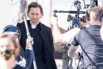 Tom Hiddleston - 'Essex Serpent' On Set 03/30/2021 фото №1296720