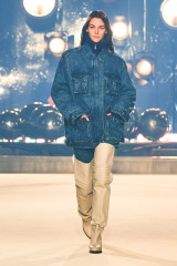 Isabel Marant Fall Winter 2022 Fashion Show in Paris фото №1354378