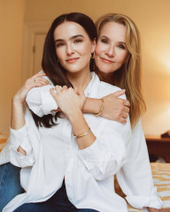Zoey Deutch and Lea Thompson for Tiffany &amp; Co. October 2023 фото №1378343