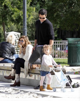 Фото 14264 к новости Беременная Джессика Альба с семьей в Голливуде