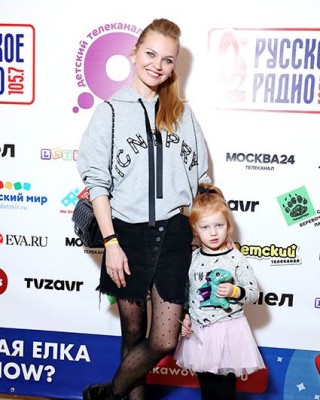 Фото 71509 к новости Кристина Асмус, Мария Кожевникова с детьми и другие на новогоднем шоу в Москве
