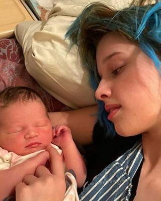 Фото 71646 к новости Милла Йовович показала свою новорожденную дочь