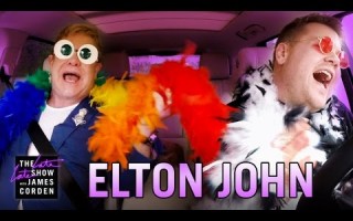 Элтон Джон исполнил свои главные хиты в «Автомобильном караоке»